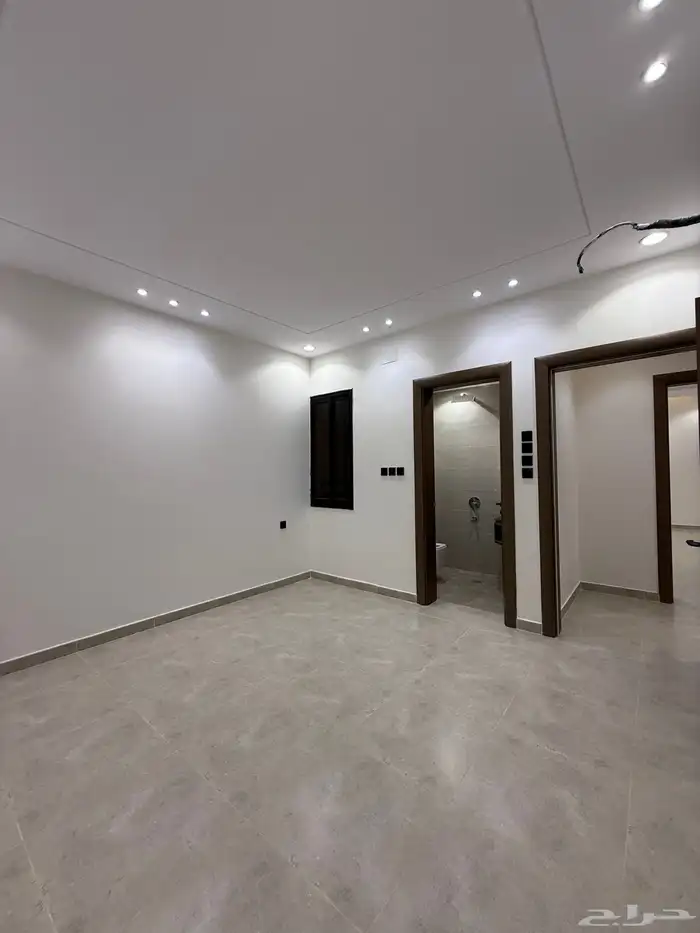 للبيع شقة علوي 6 وسطح خاص بسعر 500 الف خلف العثيم بالمحالة 20