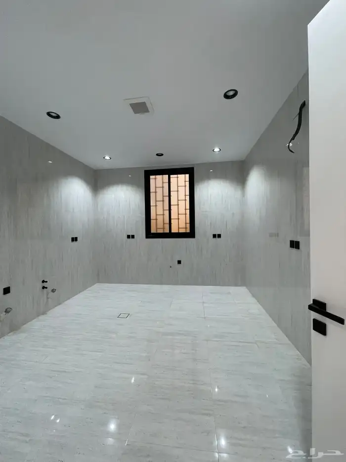 للبيع شقه علويه بسطح خاص ومصعد جاهز 600 الف حى الراقى 15