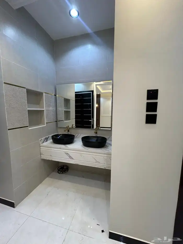 للبيع ادوار ارضي بحوش وارواف علويه بملحق دره الموسي 6