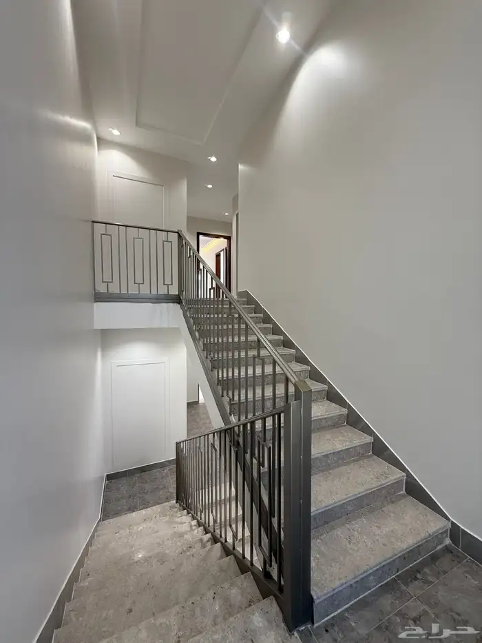 للبيع ارواف علويه بملحق وشقق ارضيه ببايكة سيارة ف احد رفيده 37