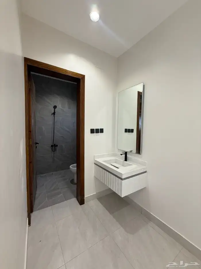 للبيع ارواف علويه بملحق وشقق ارضيه ببايكة سيارة ف احد رفيده 43