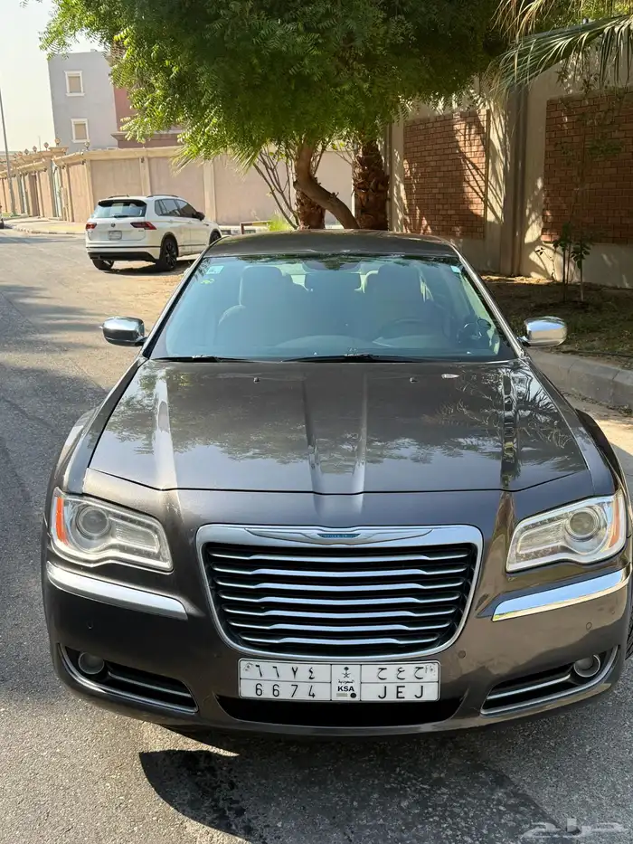 كرايسلر نظيف نظيف ممشى قليل مخزن2014 0