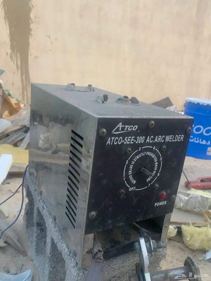 عمال حدادة مع معدات الورشه 4