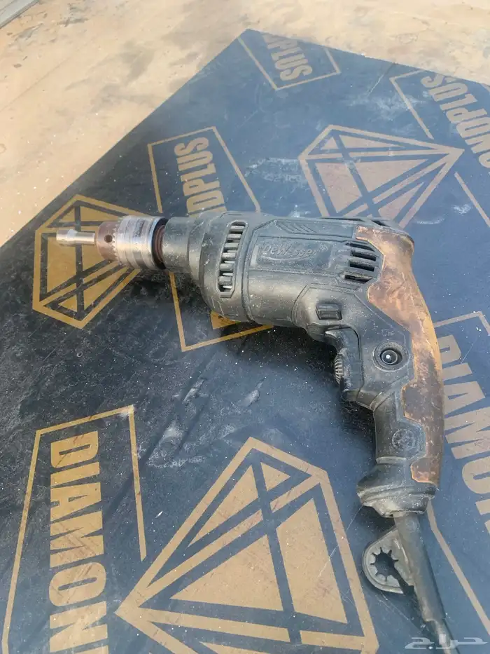 عمال حدادة مع معدات الورشه 10