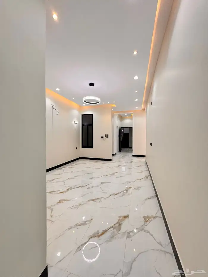 للبيع شقه 6 غرف مع سطح شارعين زاويه من 520 الف بالخميس 21