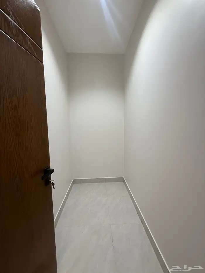 للبيع ارواف علويه بملحق وشقق ارضيه ببايكة سيارة ف احد رفيده 9