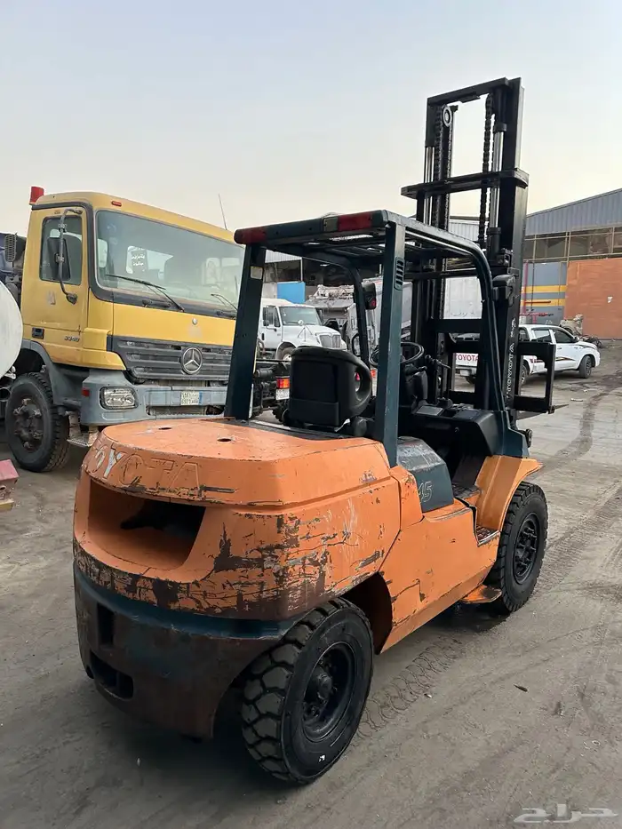 رافعة شوكية 4.5 تويوتا 2011 3