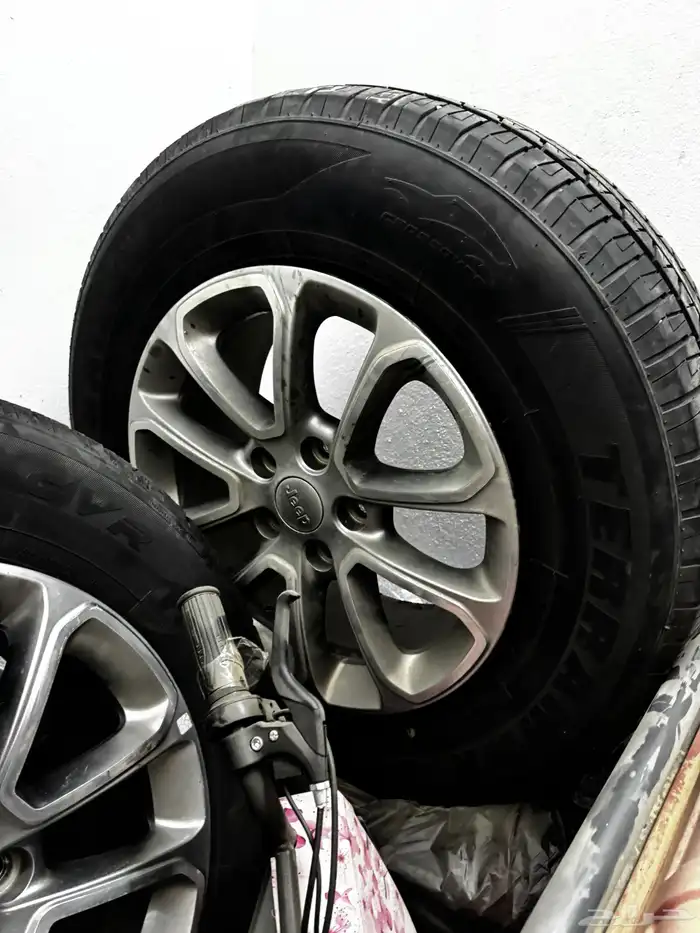 جنوط وكالة موبار مع كفرات 255 70 18 نظيفة جدا 0