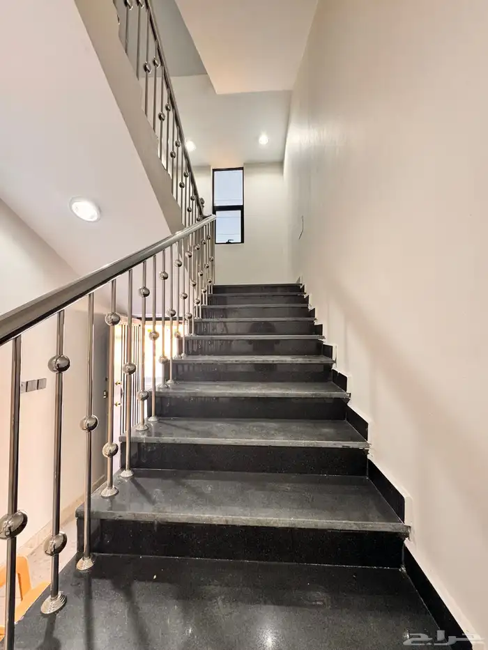 للبيع شقه 6 غرف مع سطح شارعين زاويه من 520 الف بالخميس 6