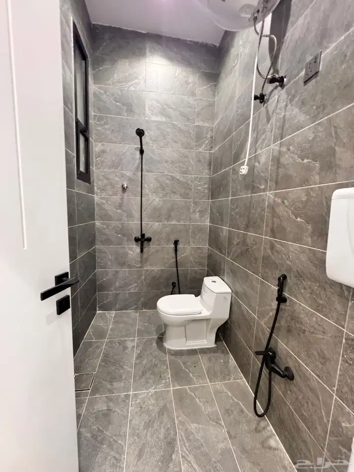 للبيع شقه 6 غرف مع سطح شارعين زاويه من 520 الف بالخميس 14