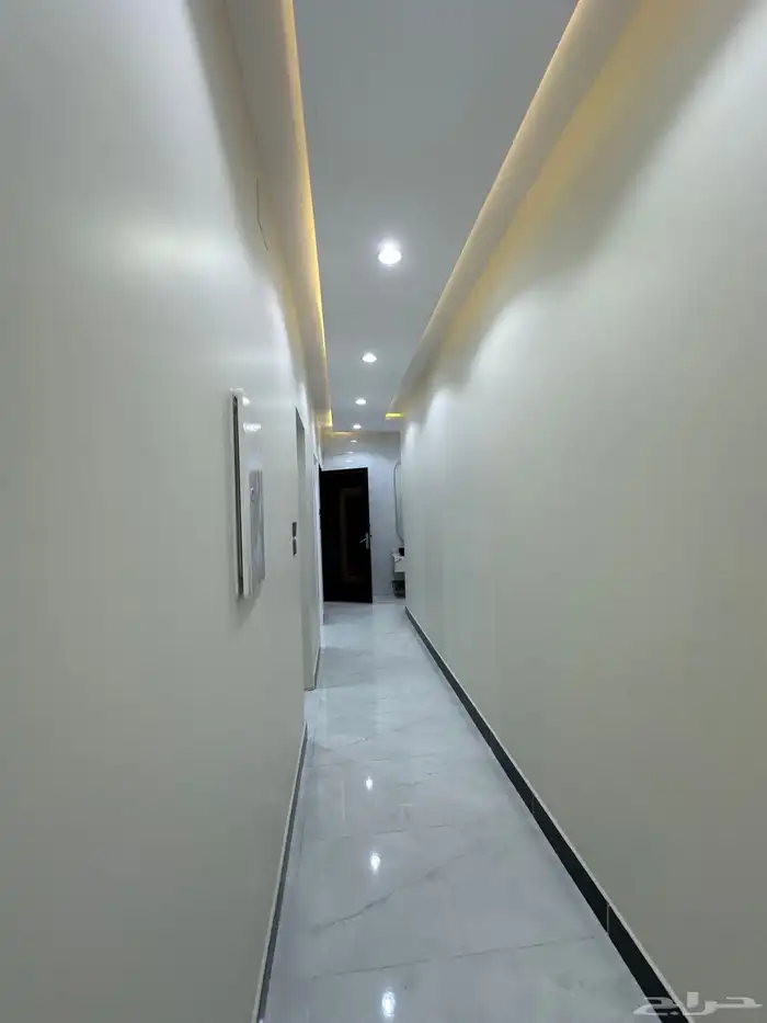 للبيع روف علوى بمدخل سياره مكون من 9 غرف بخميس مشيط 23