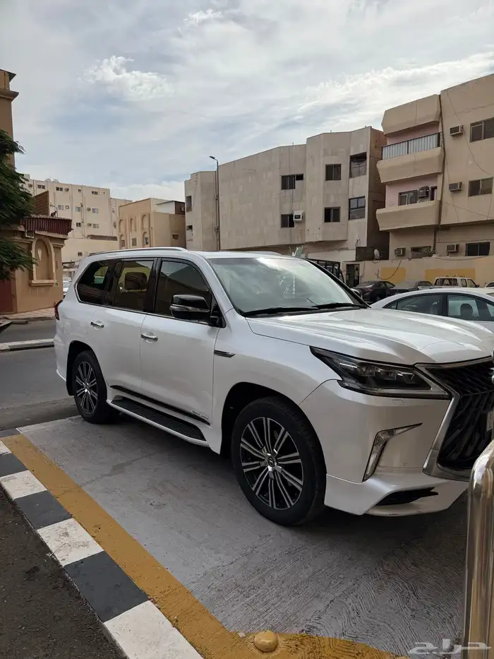 لكزس 2018 LX ابيض داخلي احمر نضيف 3