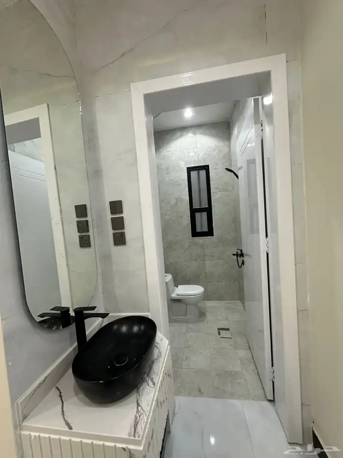 للبيع روف علوى بمدخل سياره مكون من 9 غرف بخميس مشيط 25