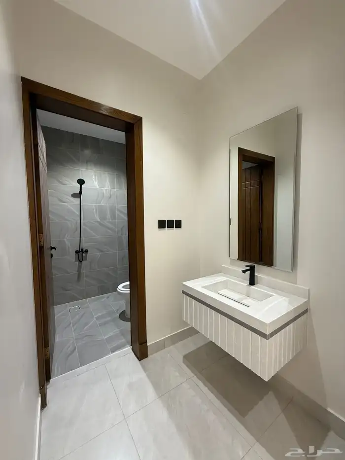 للبيع ارواف علويه بملحق وشقق ارضيه ببايكة سيارة ف احد رفيده 12