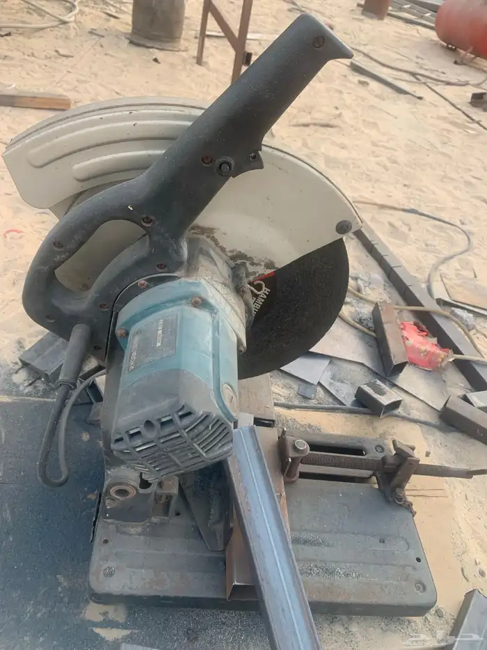 عمال حدادة مع معدات الورشه 0