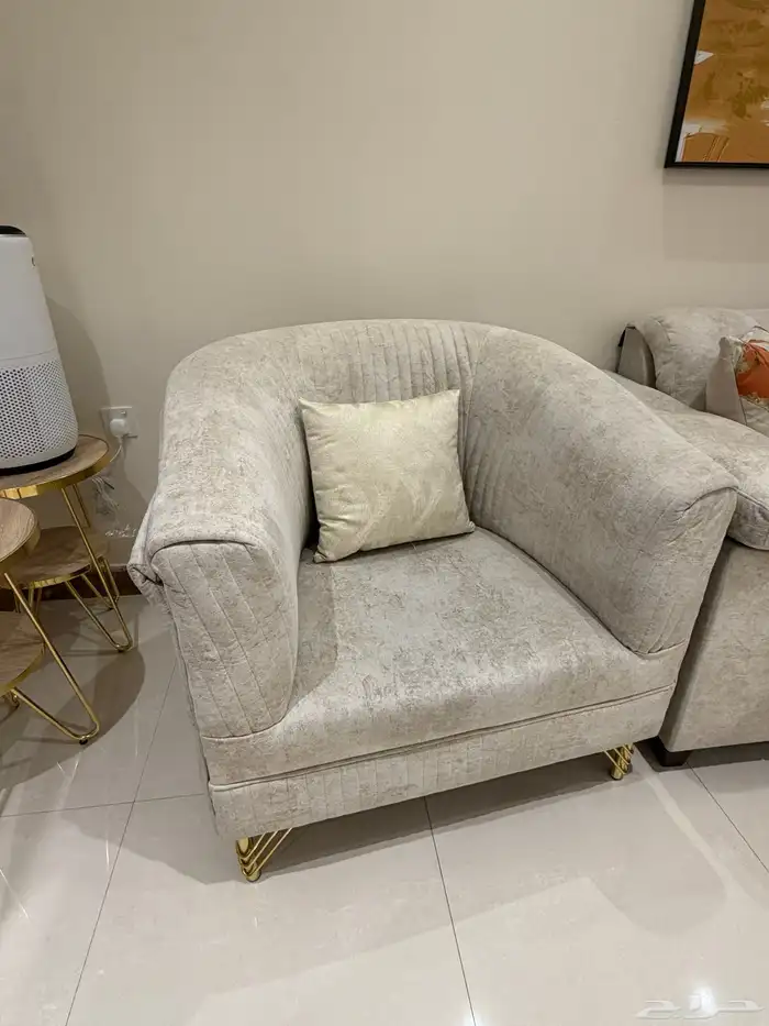 صالون للبيع مكوّن من  3 3 1 1 زاوية في الوسط مع طاولة كبيرة 2