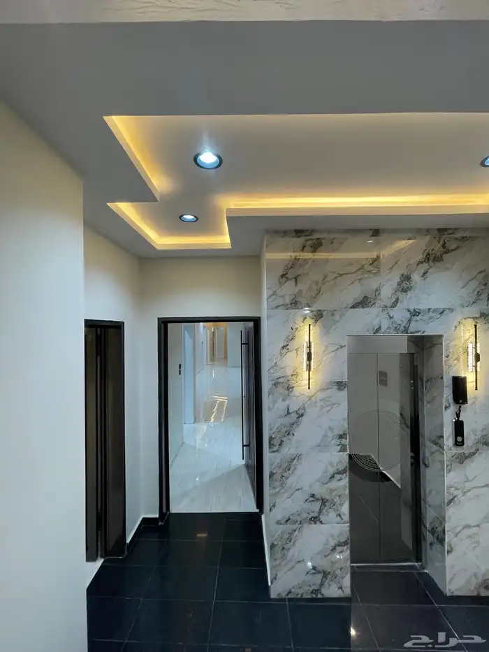 للبيع شقه علويه بسطح خاص ومصعد جاهز 600 الف حى الراقى 6