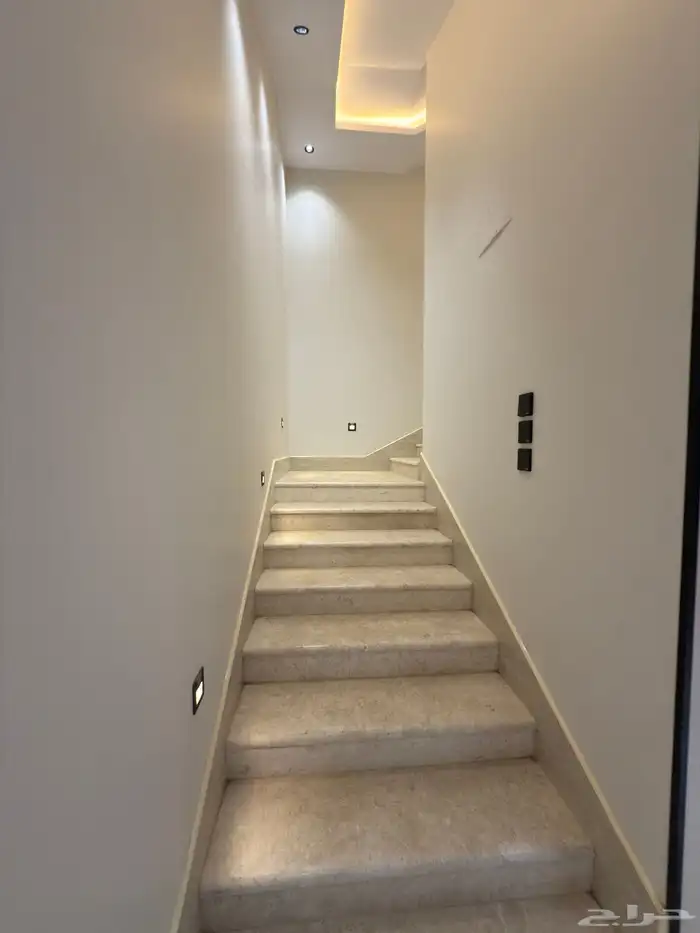 للبيع فلل مودرن دورين وملحق بتصميم عصري طريق المحاله 19