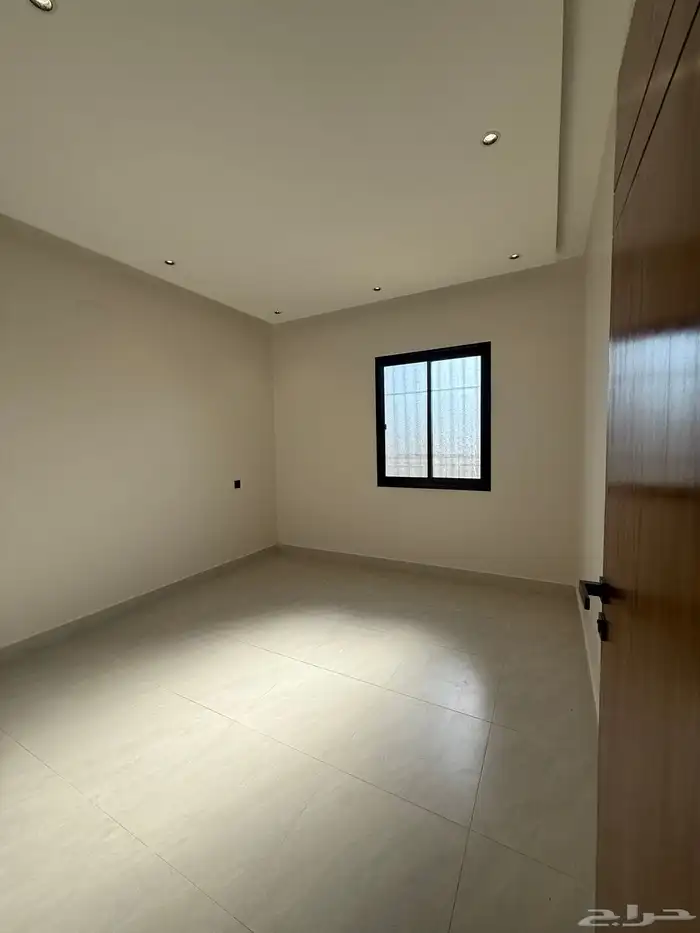 للبيع ارواف علويه بملحق وشقق ارضيه ببايكة سيارة ف احد رفيده 40