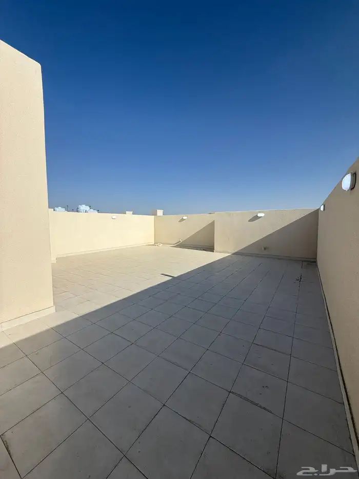 للبيع ارواف علويه بملحق وشقق ارضيه ببايكة سيارة ف احد رفيده 44