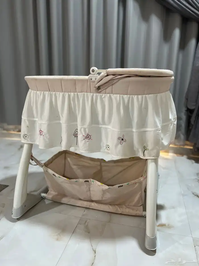 سرير مواليد نظف جدا شبه جديدماركه معروفه ماركت mamaLoE 3
