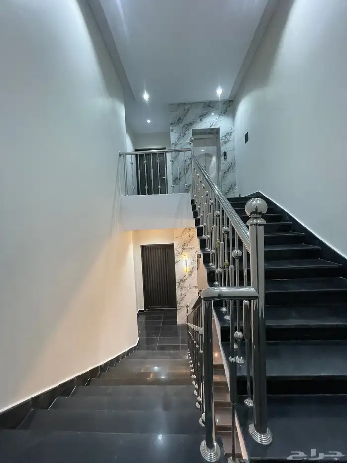 للبيع شقه علويه بسطح خاص ومصعد جاهز 600 الف حى الراقى 24