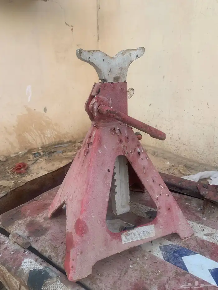 عمال حدادة مع معدات الورشه 9