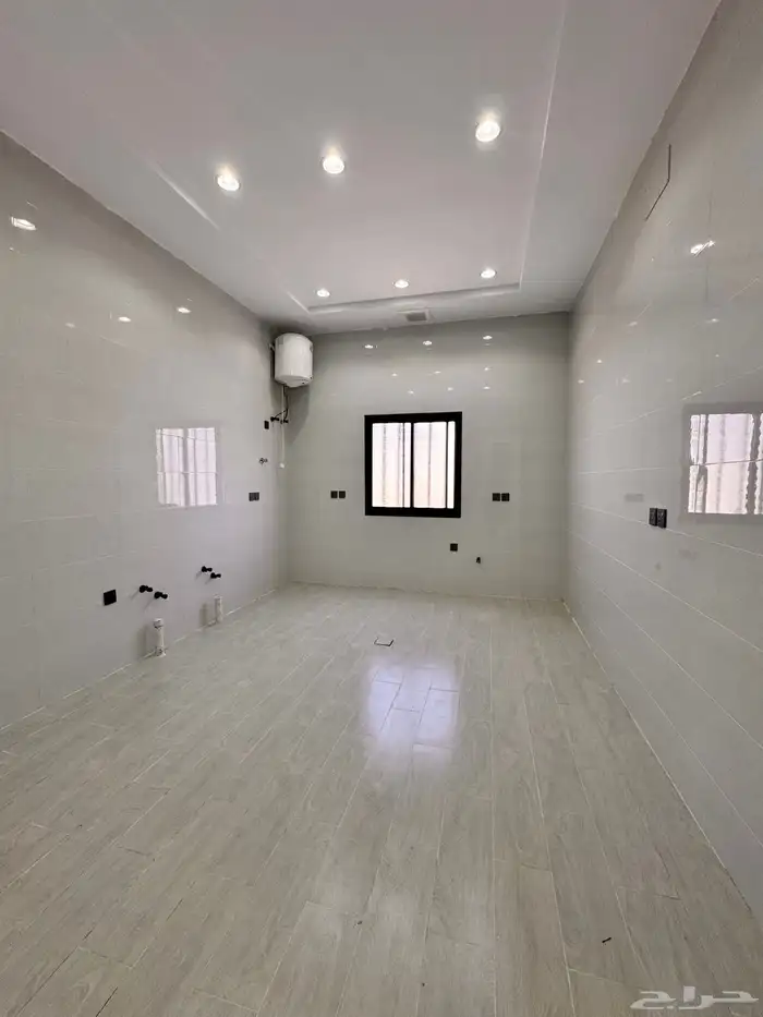 للبيع شقه 6 غرف مع سطح شارعين زاويه من 520 الف بالخميس 13