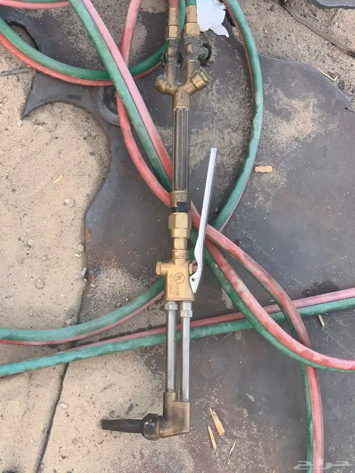 عمال حدادة مع معدات الورشه 3