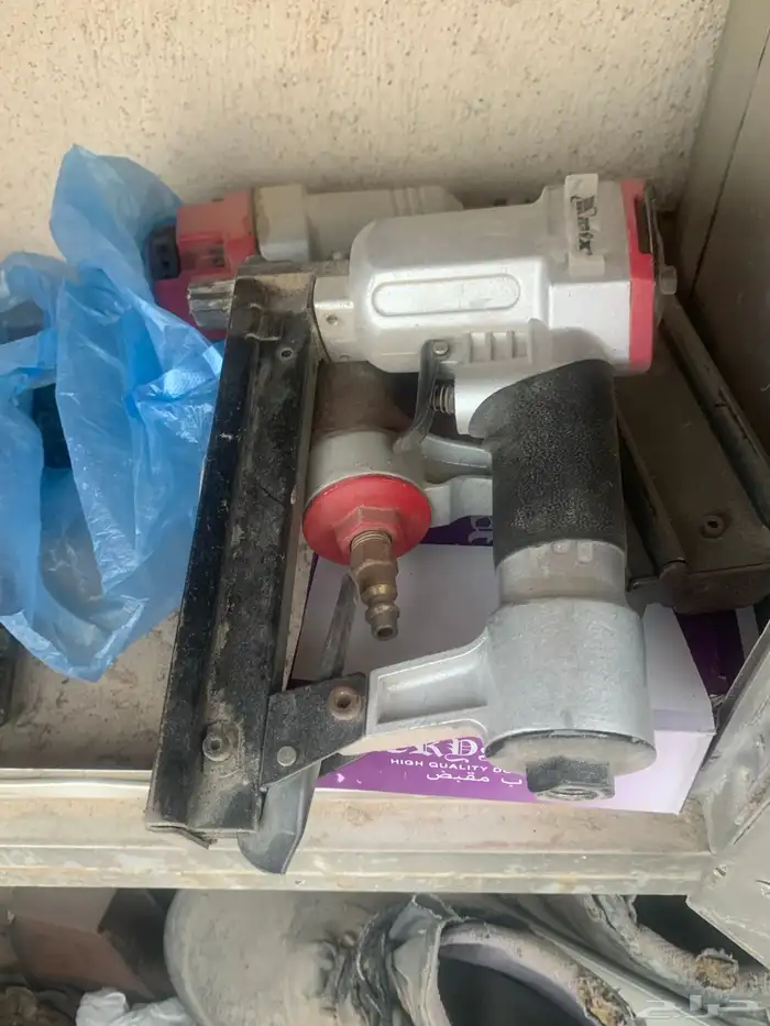 عمال حدادة مع معدات الورشه 8