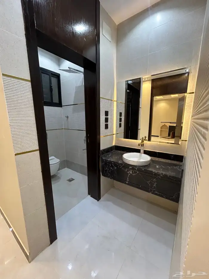 للبيع ادوار ارضي بحوش وارواف علويه بملحق دره الموسي 37