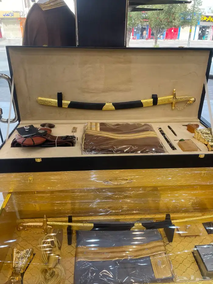 هدايا زواج ترقية تقاعد تخرج بشت شتوي سيوف دروع 93