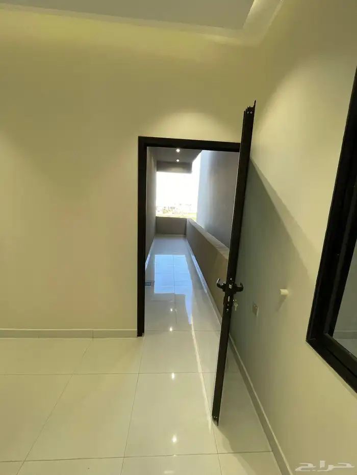 شقق ارضيه وعلويه تشطيب ممتاز واصل جميع الخدمات بحي المعارض 23