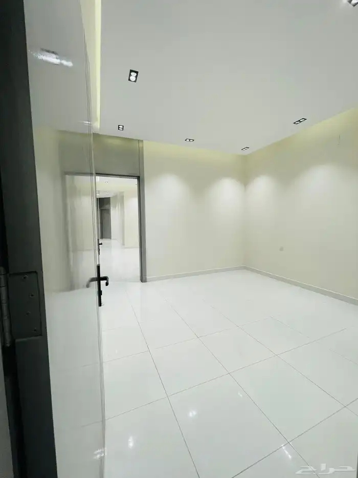 للبيع ادوار ارضي بحوش 6 غرف السعر 570 الف حي المعارض 7