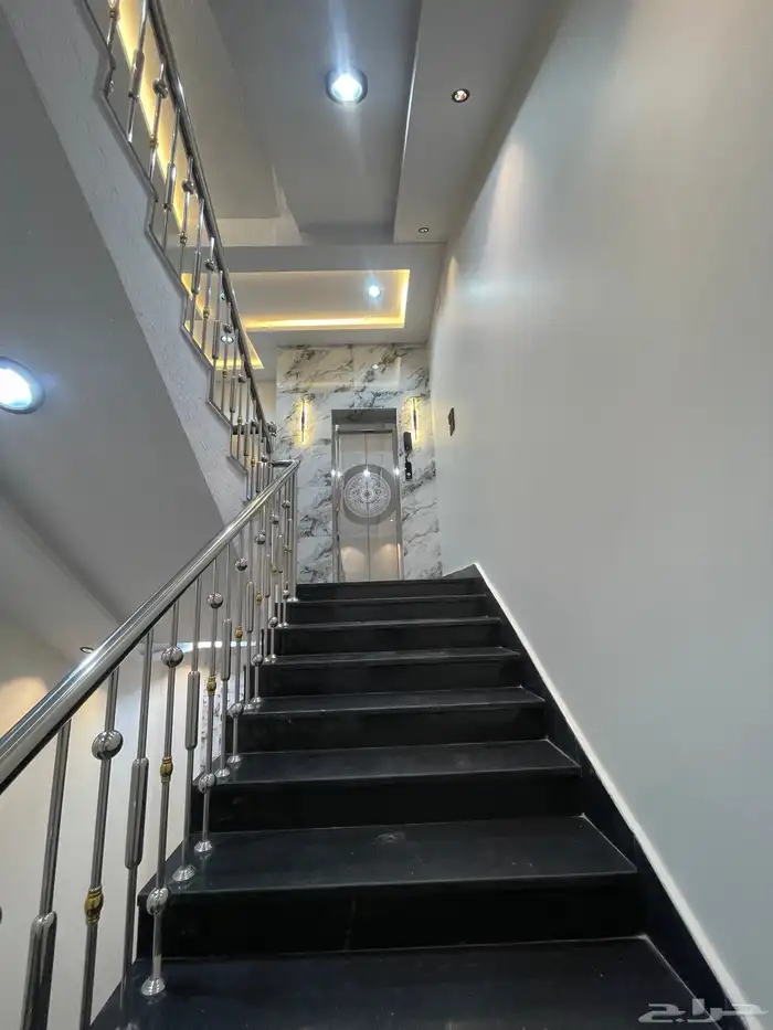 للبيع شقه علويه بسطح خاص ومصعد جاهز 600 الف حى الراقى 5