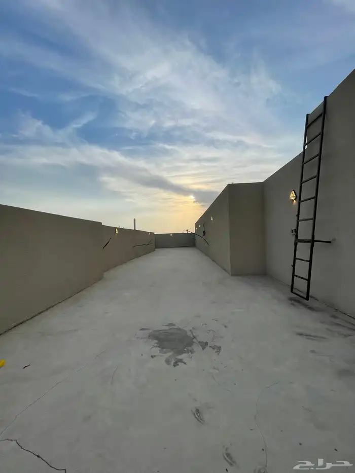 للبيع شقه علويه بسطح خاص ومصعد جاهز 600 الف حى الراقى 25