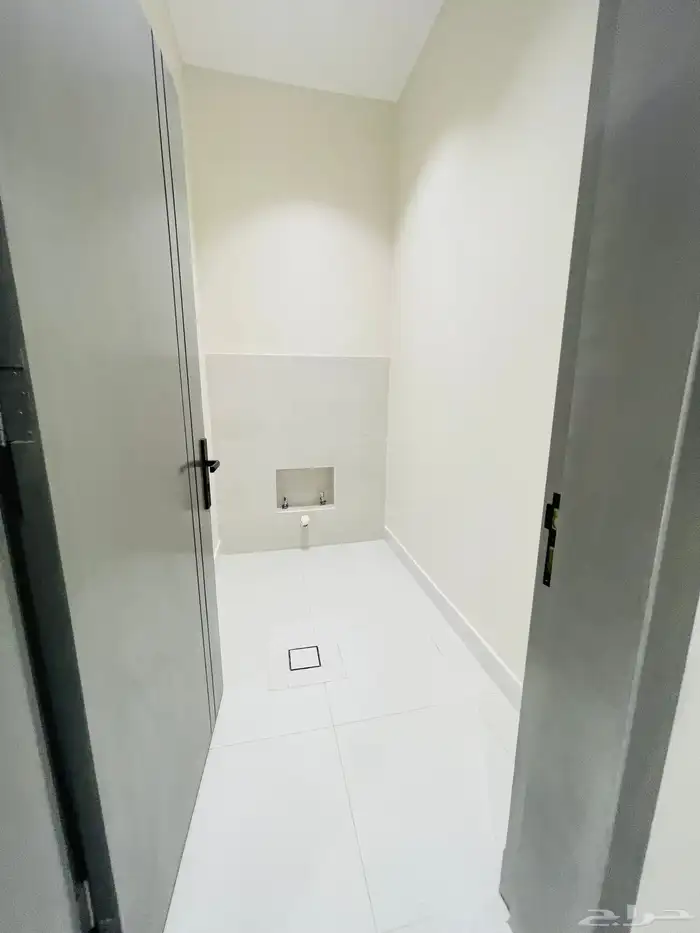 للبيع ادوار ارضي بحوش 6 غرف السعر 570 الف حي المعارض 9