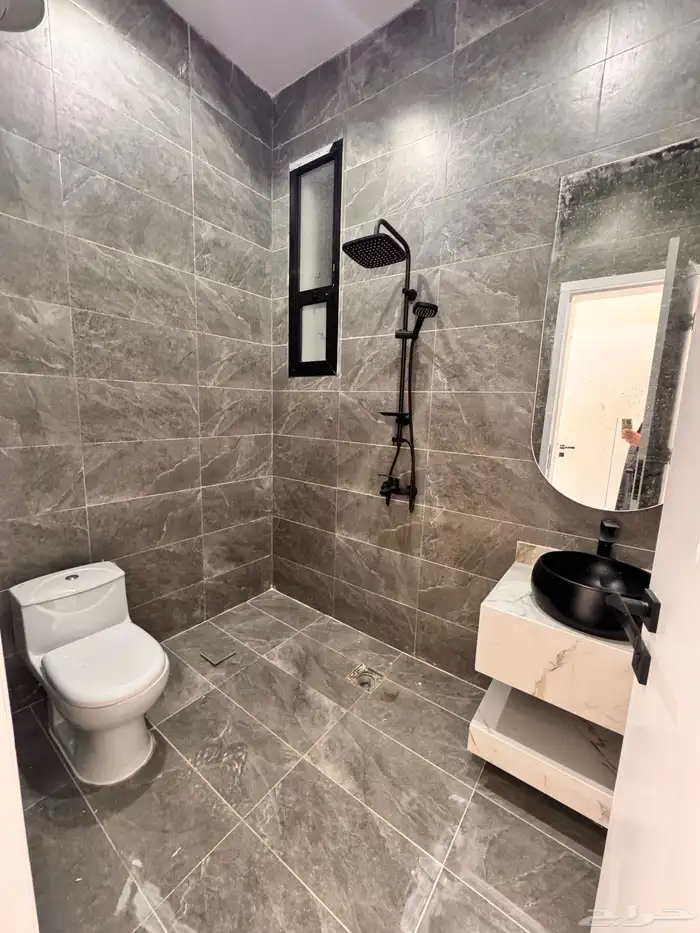 للبيع شقه 6 غرف مع سطح شارعين زاويه من 520 الف بالخميس 18