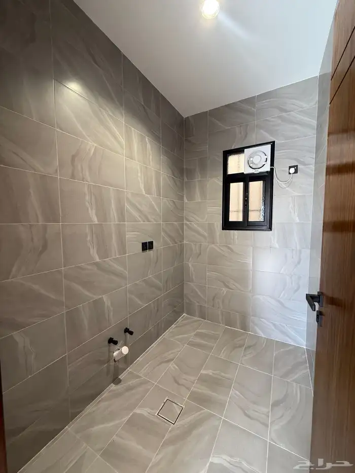 للبيع ارواف علويه بملحق وشقق ارضيه ببايكة سيارة ف احد رفيده 31