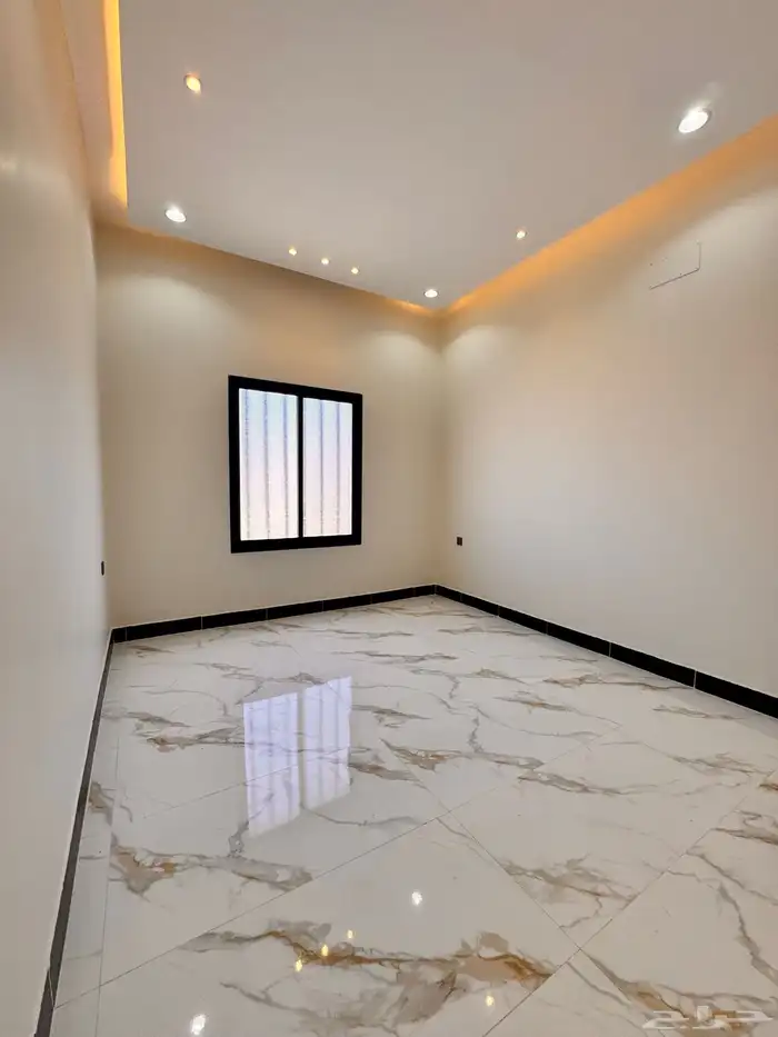 للبيع شقه 6 غرف مع سطح شارعين زاويه من 520 الف بالخميس 9