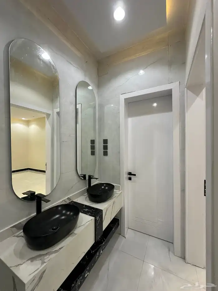 للبيع روف علوى بمدخل سياره مكون من 9 غرف بخميس مشيط 20