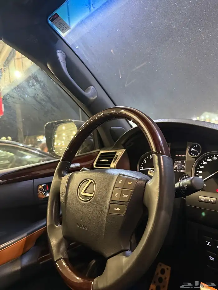 لكزس2014 اسود ماشي قليل .120الف 20