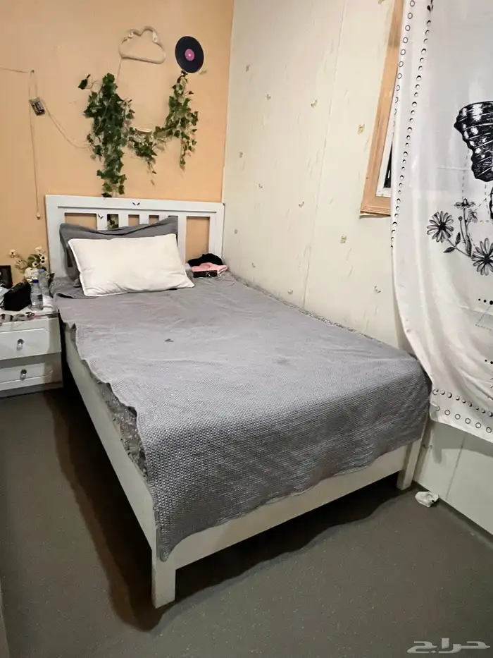 للبيع غرفة نوم دولاب مع سريرين وتسريحه ومشمع 2