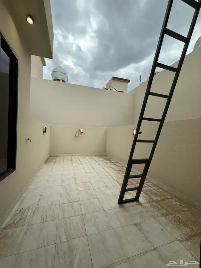 للبيع فلل مودرن دورين وملحق بتصميم عصري طريق المحاله 51