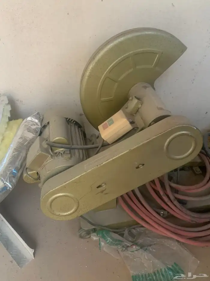 عمال حدادة مع معدات الورشه 7