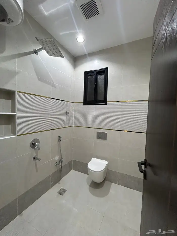 للبيع ادوار ارضي بحوش وارواف علويه بملحق دره الموسي 43