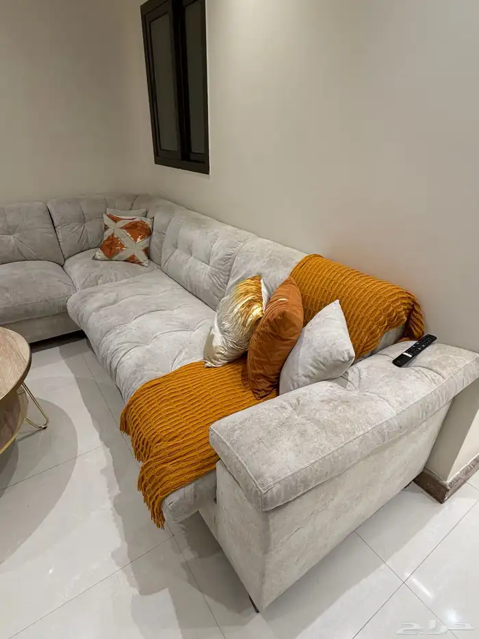 صالون للبيع مكوّن من  3 3 1 1 زاوية في الوسط مع طاولة كبيرة 1