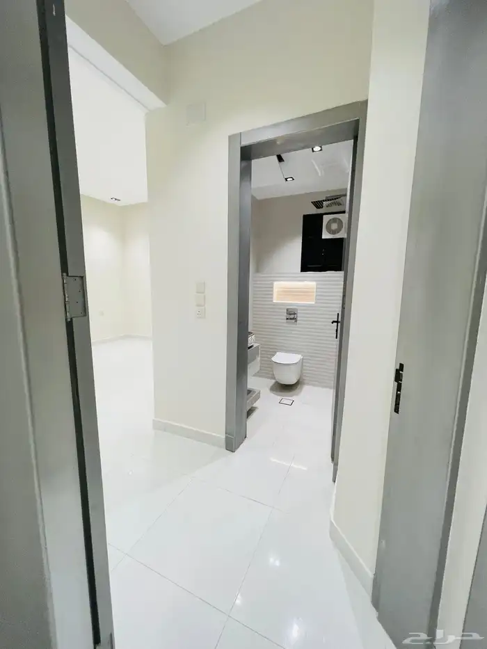 للبيع ادوار ارضي بحوش 6 غرف السعر 570 الف حي المعارض 16