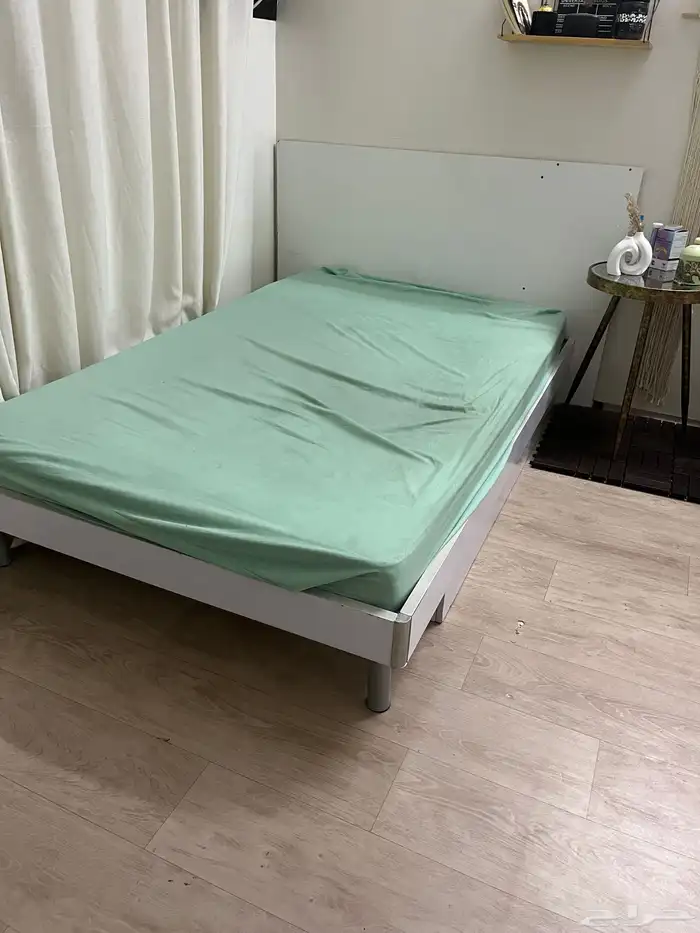 سرير نفر ونص للبيع مع المرتبة 1