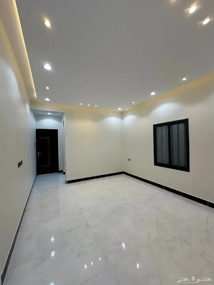 للبيع روف علوى بمدخل سياره مكون من 9 غرف بخميس مشيط 27